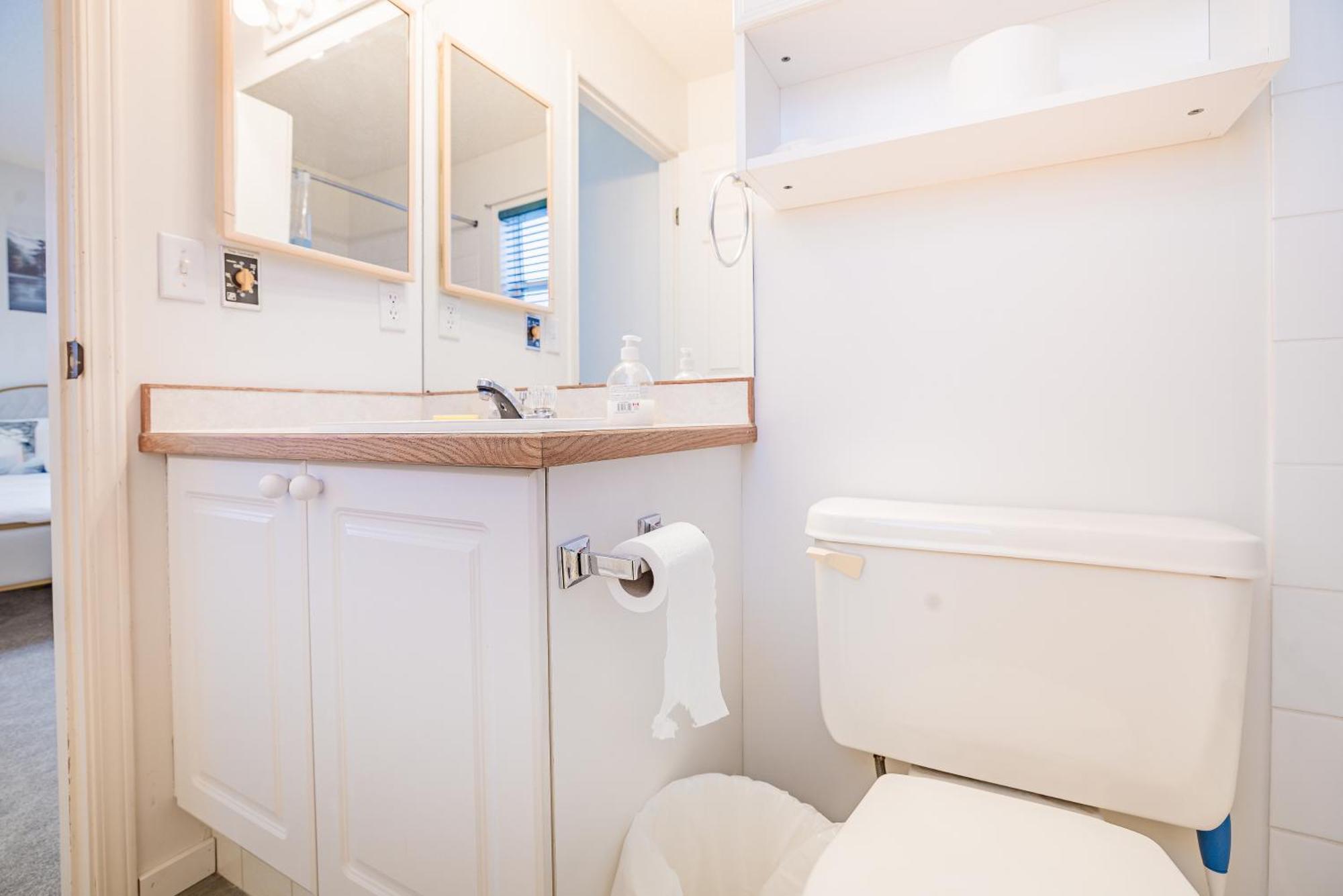 Main Floor Suite, 3 Bdr, 4Bd Spacious And Cozy Calgary Exterior photo